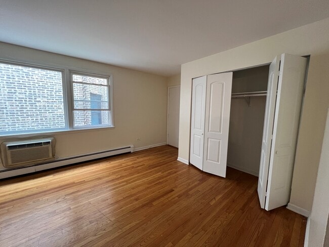 Building Photo - 7542 N Oakley Ave