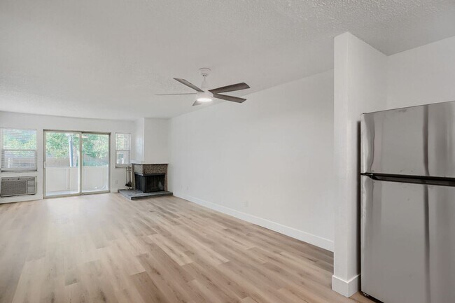 Building Photo - Fully Remodeled 2BD/1.5 Bath Boulder Condo - Available NOW