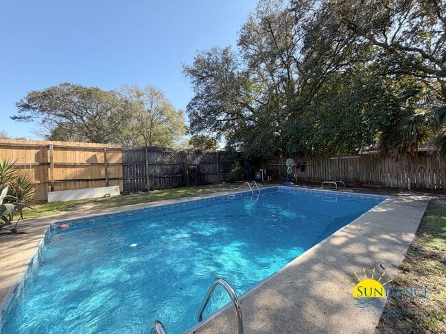 Building Photo - 3 Bedrooms Home With a Pool