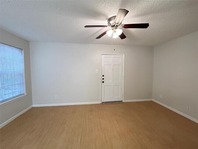 Building Photo - 3902 Mandell St