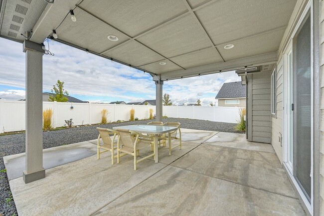 Building Photo - Bright 3-Bedroom Retreat with 2 Full Baths...