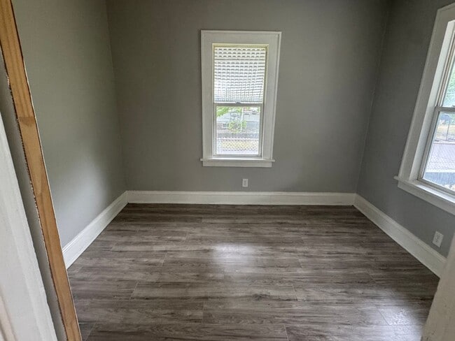 Building Photo - Single Family Home 4 Bedroom and 1 Bath