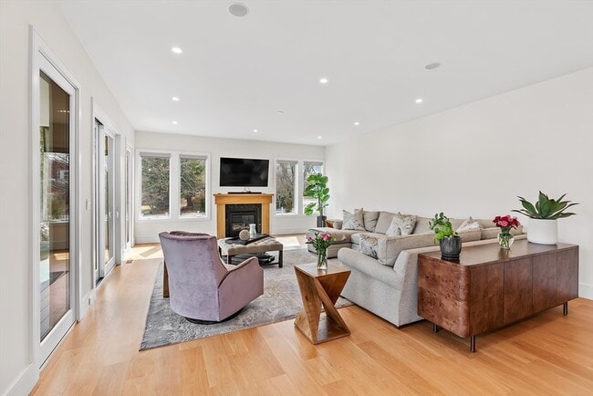 Building Photo - 5 Colonial Rd