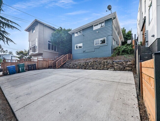 Building Photo - Discover Your Dream Home in a Quiet Seattle Oasis!