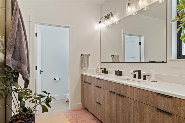 Building Photo - Beautiful Heights Home!