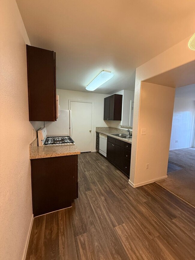 Building Photo - Cute Lower Level Condo