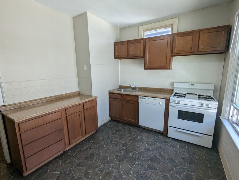 Building Photo - 576 Potomac Ave