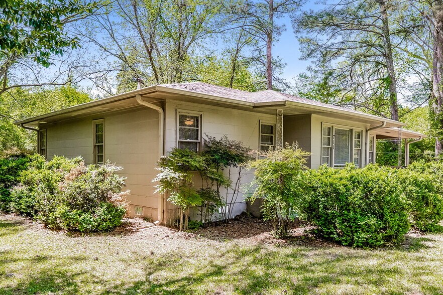 Building Photo - 711 Sunny Ln Dr NE