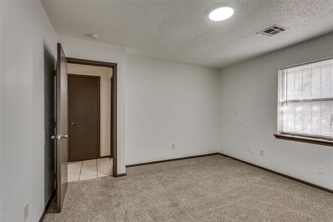 Building Photo - 2210 SW 30th St