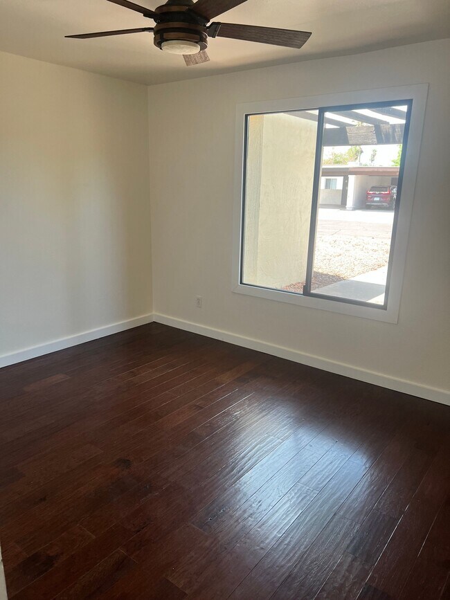 Building Photo - 1711 E Gaylon Dr