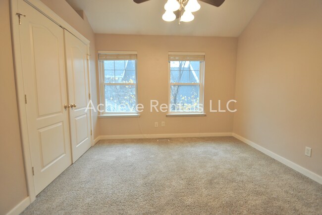 Building Photo - Charming End-Unit Townhome | Prime Location Near Parks, Shops & Dining