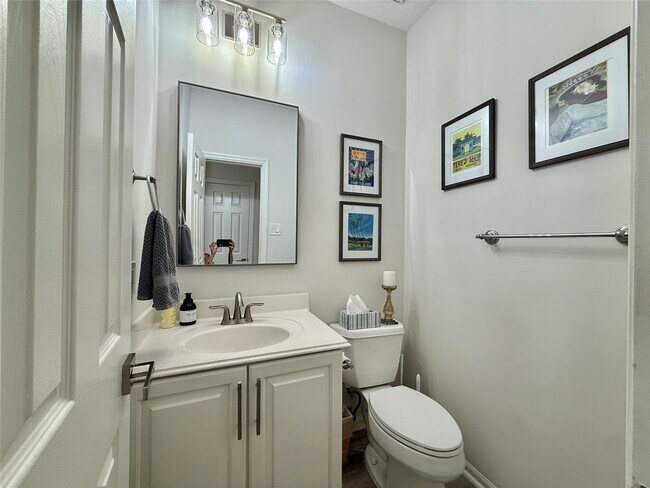 Building Photo - 2 Twin Feather Pl