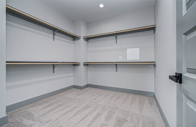 Building Photo - 835 S Victory Dr