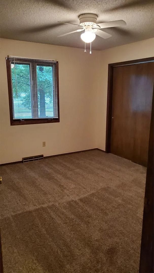 Building Photo - 3 Bedroom, 2 Bathroom Close To Everything!