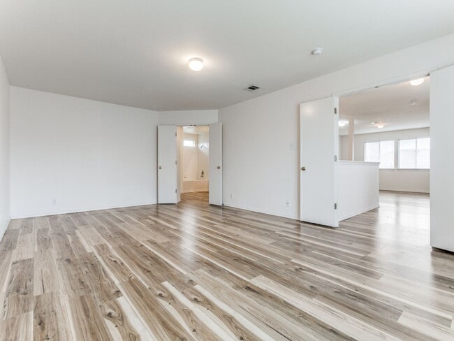 Building Photo - 3/2.5/2 in Cibolo