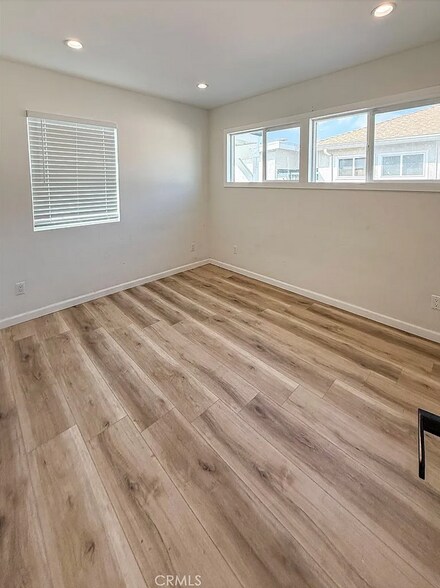 Building Photo - 10430 Densmore Ave