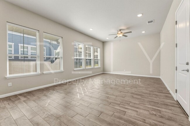 Building Photo - 1015 Vista View Dr