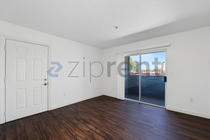 Building Photo - Unit B205