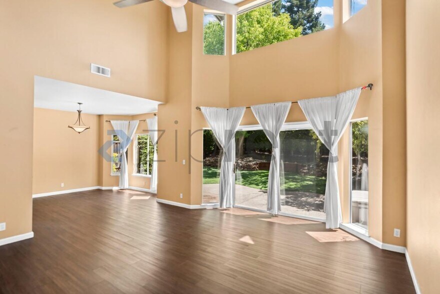 Building Photo - Unit