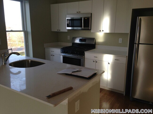 Building Photo - 10 Roxbury St