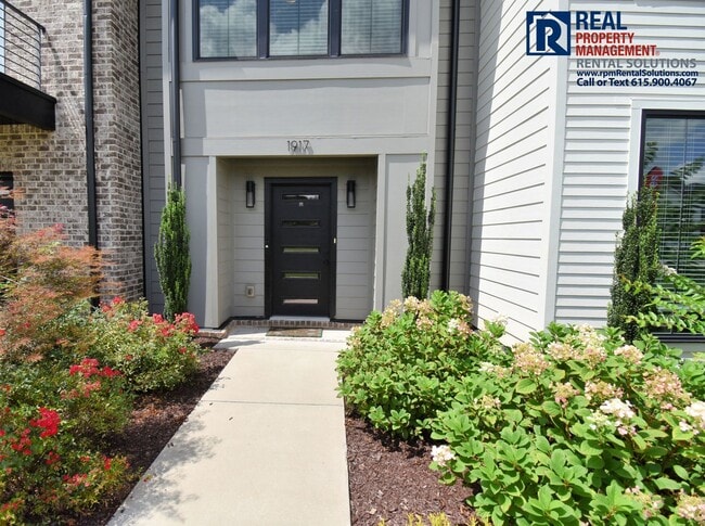 Building Photo - Gorgeous 2 Bedroom Townhome in the heart of Murfreesboro! Community pool and playground!