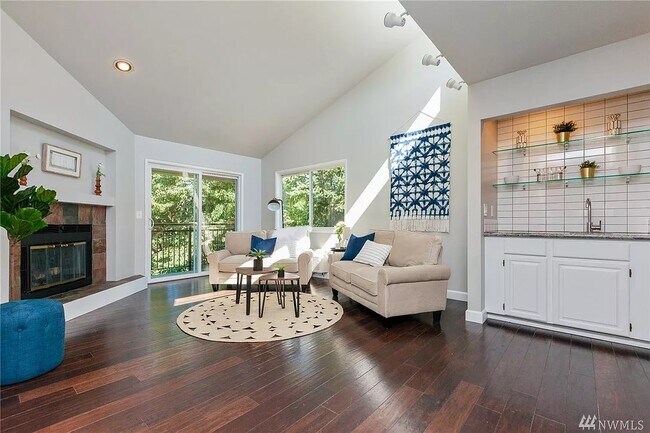 Living Room - 9800 Roosevelt Way NE