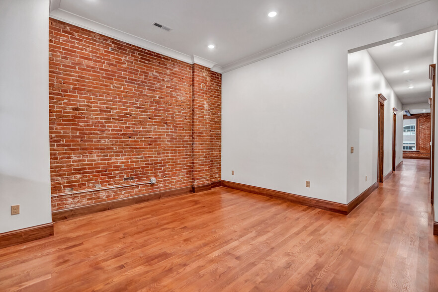Building Photo - 316 4th St S