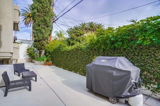 Building Photo - 852 N Poinsettia Pl