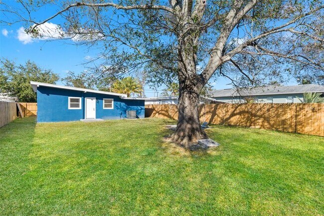 Building Photo - 4606 W Paxton Ave