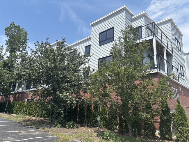 Primary Photo - 1391 Main St