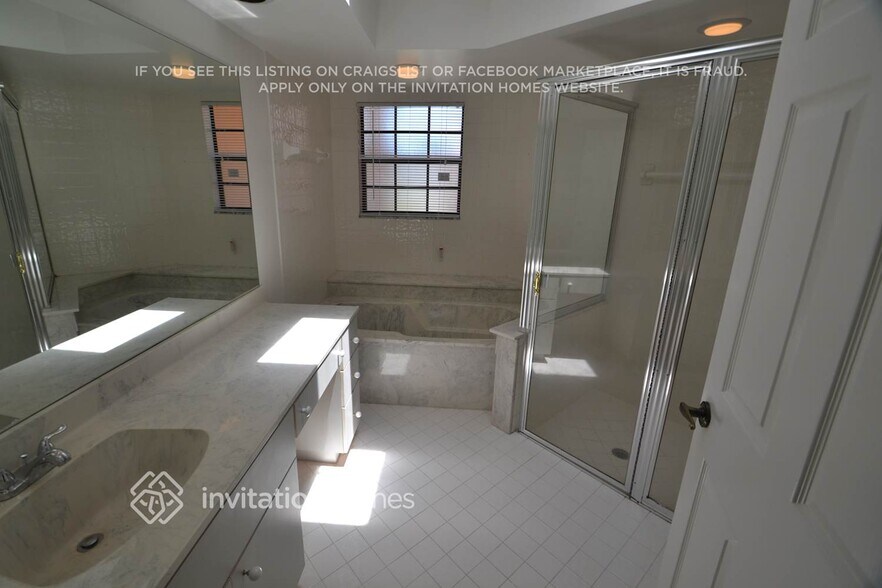 Building Photo - 2528 La Cristal Cir
