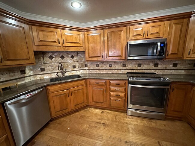 Building Photo - Fully Updated Executive Rental - FREE MONT...