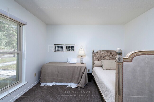 Building Photo - Stunning 3 Bed 2 Bath Brick Home with Huge Yard!