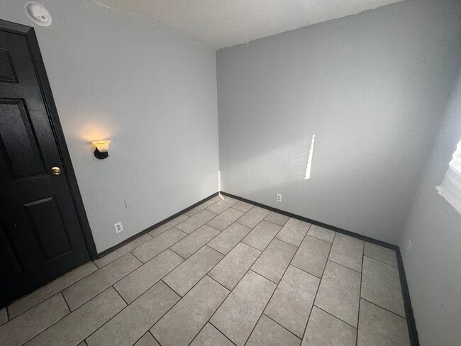 Building Photo - 905 Southmoor-