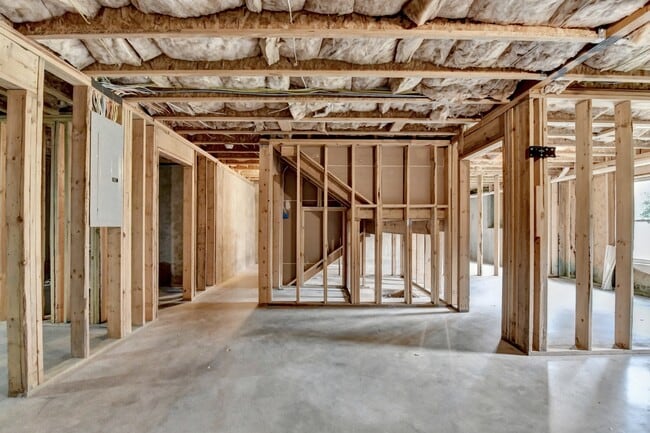 Building Photo - 707 Sand Ln SE
