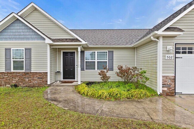 Building Photo - Bridgeport Home with Community Pool!