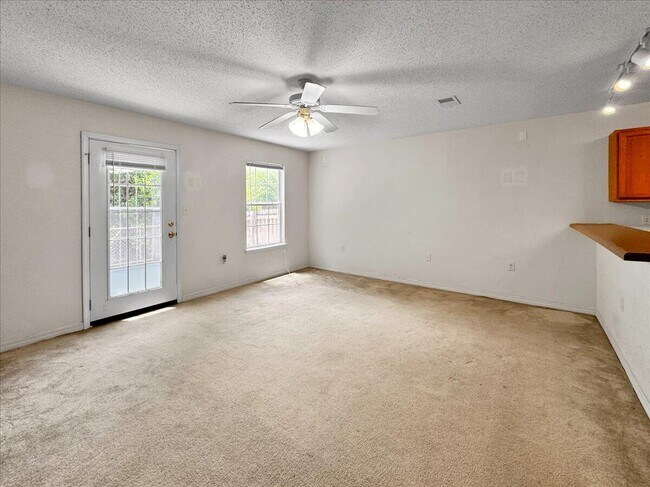Building Photo - 994 Scenic Oak Ln