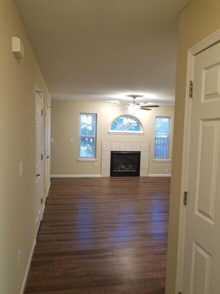 Building Photo - 421 Orchard View Ct