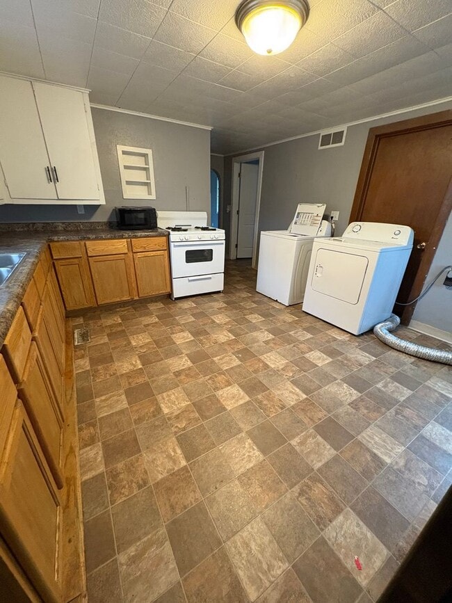 Building Photo - 1701 Onalaska Ave