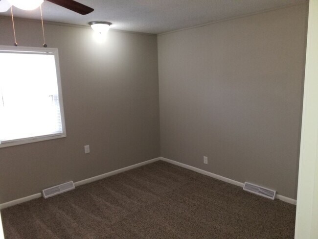 Building Photo - AVAILABLE NOW! Liberty Home 3 Bed 2 Bath 2...