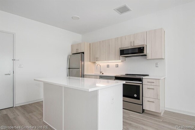 Building Photo - 7410 Kercheval Ave