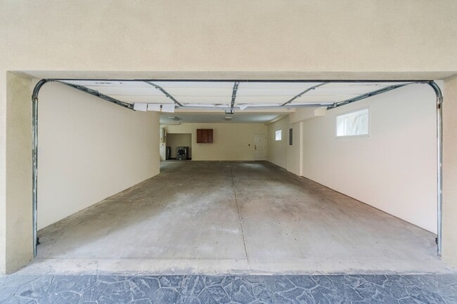 Building Photo - Spacious and Quiet Hawthorne Home!