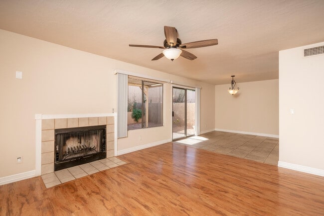 Building Photo - 1656 N Sierra Vista Dr