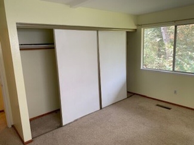 Building Photo - 4 Bedroom 2.5 Bath  with loft ,office, and sauna