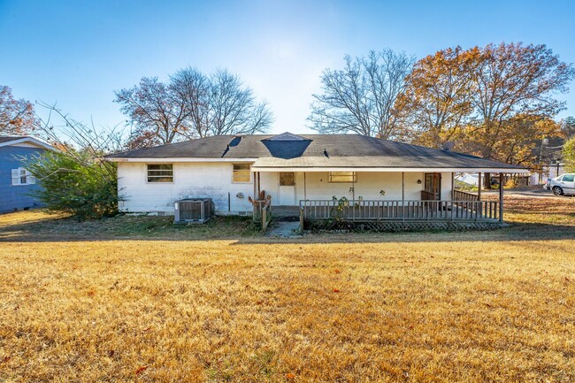 Building Photo - 2 bedroom, 1 bath unit in the heart of Eas...