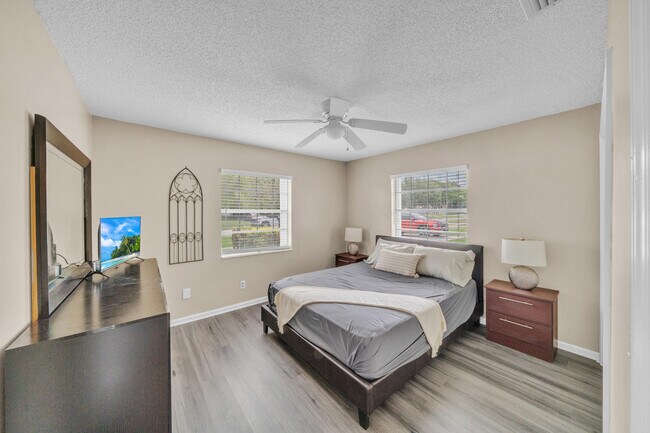 Building Photo - 1350 Riverside Cir