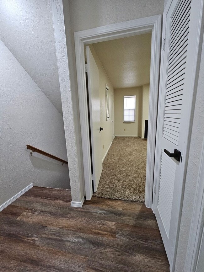 Building Photo - Two-Story Townhome w/ Over 1000 sqft! Avail NOW!