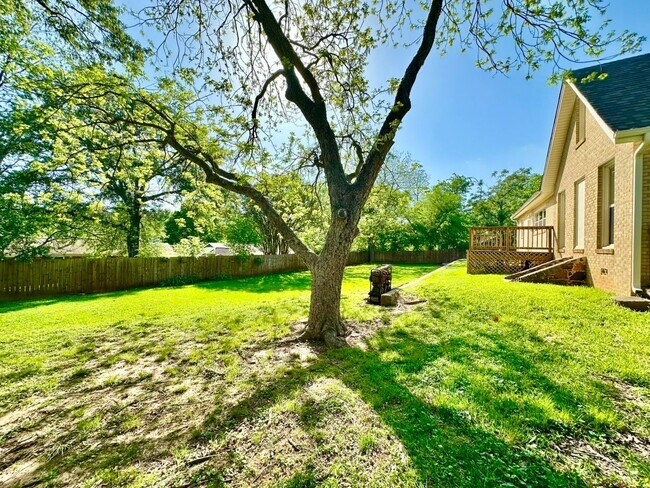 Building Photo - Spacious 4 Bedroom in the Heart of Tyler! Available Now!