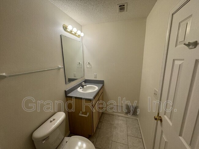 Building Photo - 1015 Peakview Dr