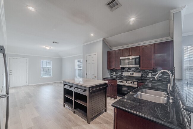 Building Photo - 834 Elkhart St